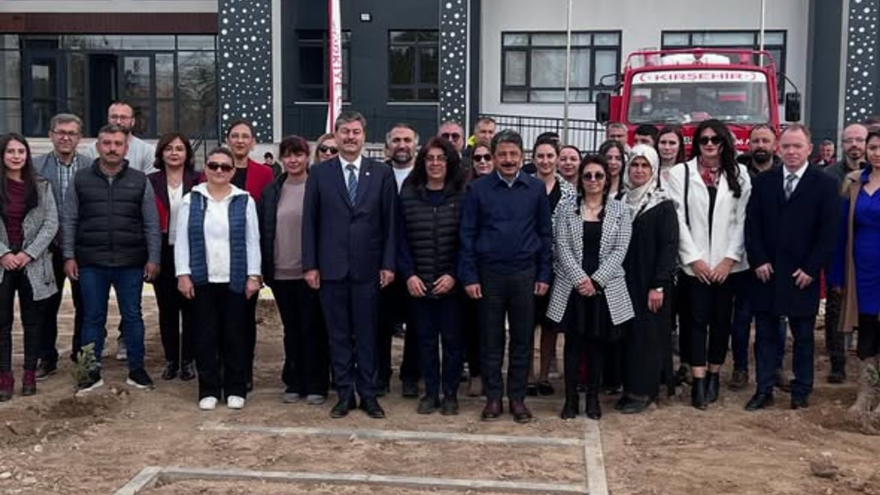 Vali Demiryürek ve Milletvekili Erkan Öğrencilerle Fidan Dikti