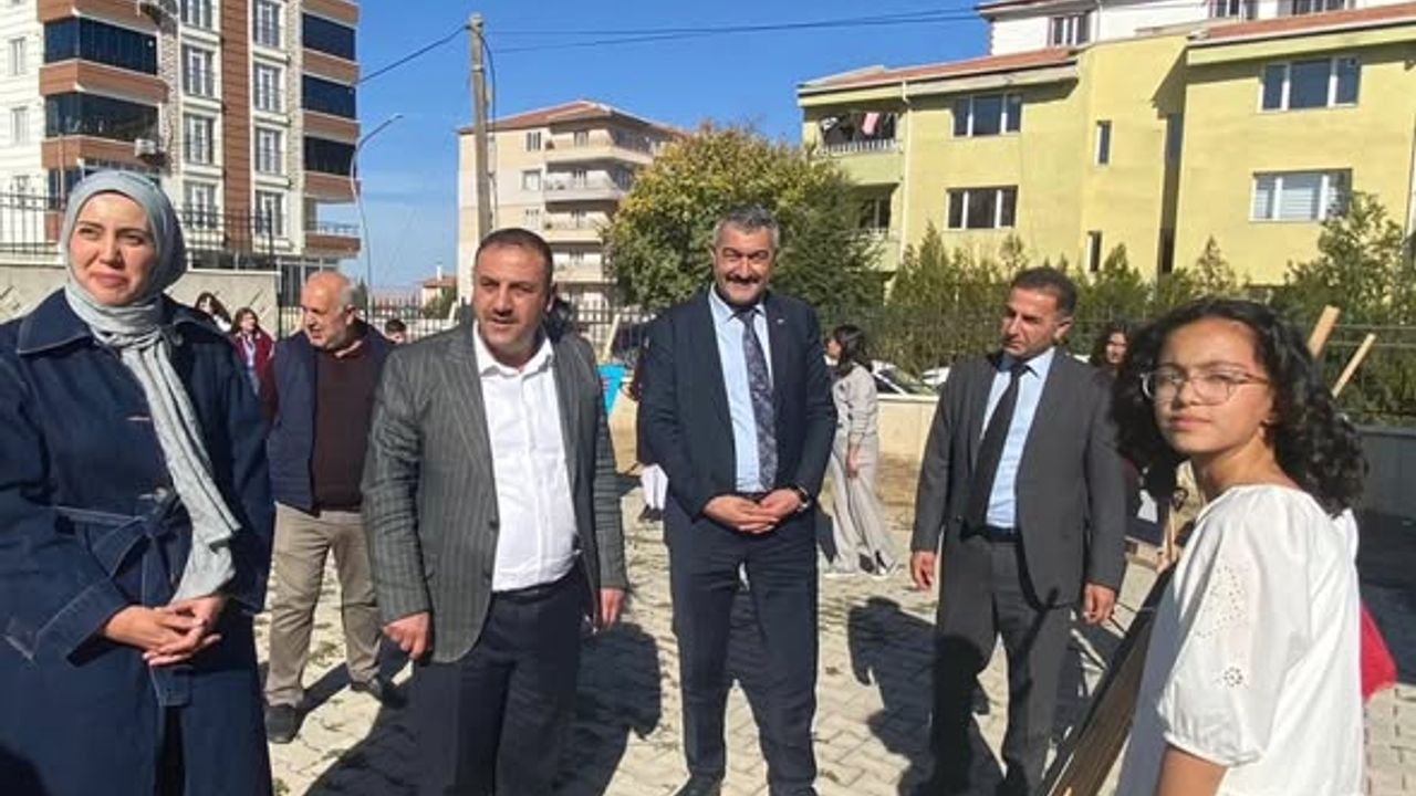 Öğrencilerin Cumhuriyet coşkusu tuvallere yansıdı