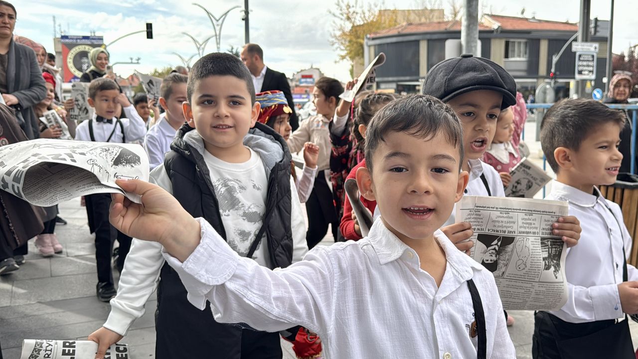 Kırşehir'de öğrenciler Cumhuriyet'in ilanını duyuran temsili gazeteyi dağıttı