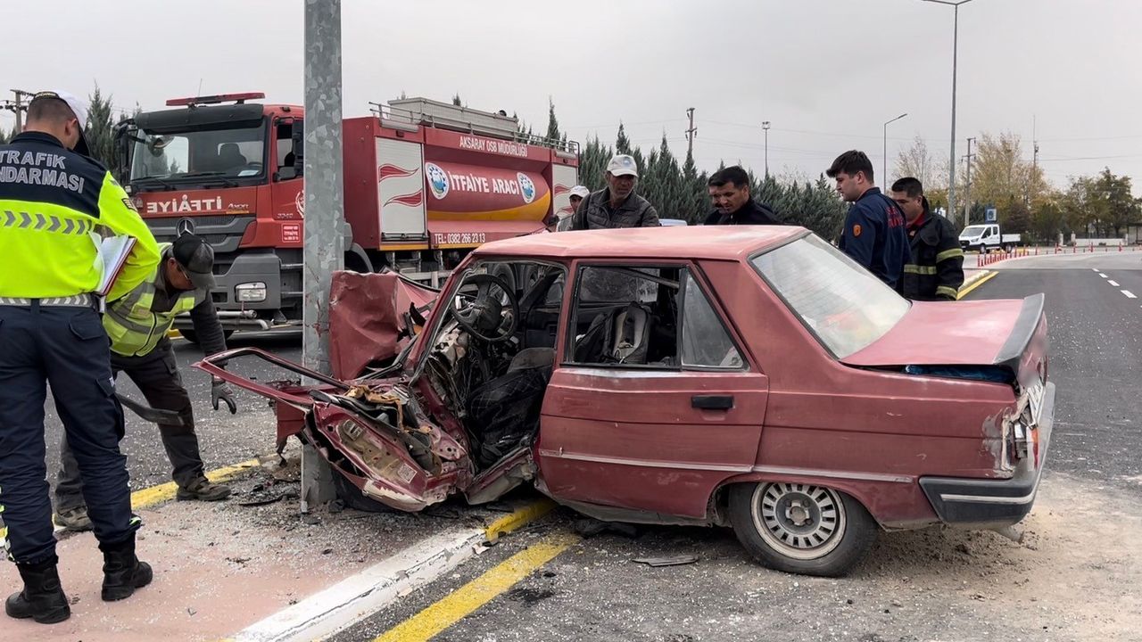 Aydınlatma direğine çarpan otomobil hurdaya döndü: 1’i ağır 2 yaralı
