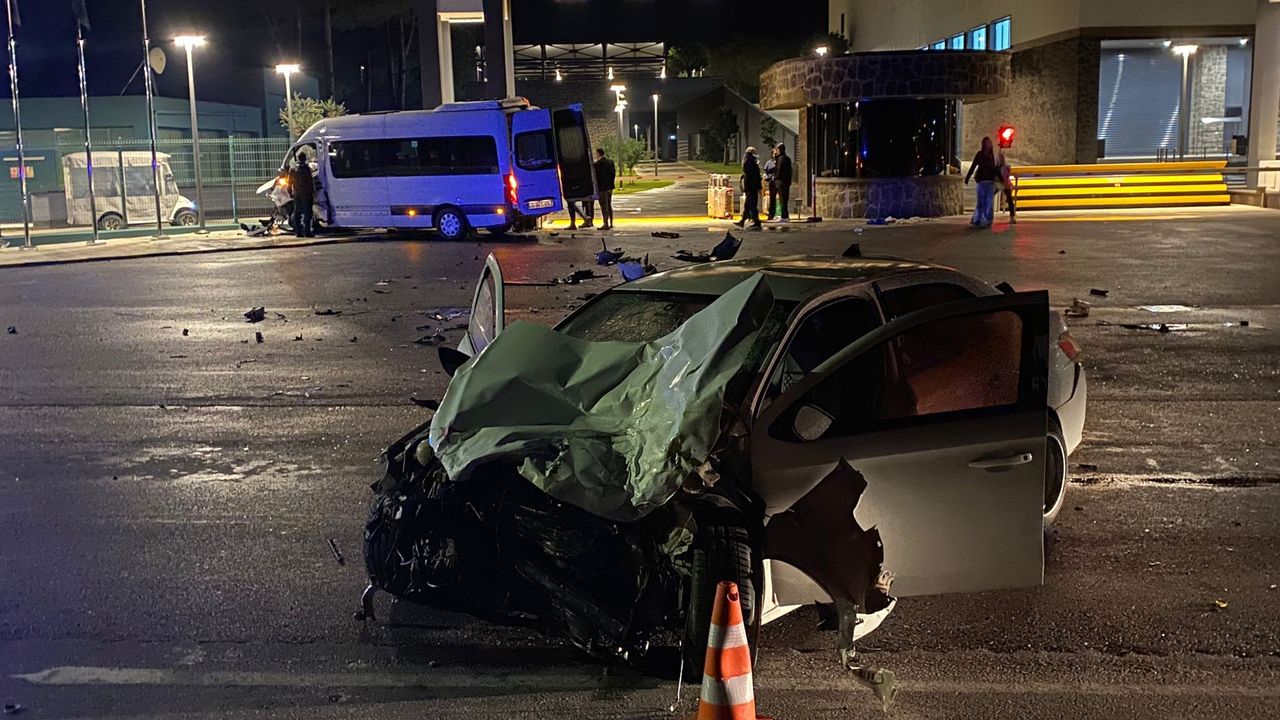 Tur minibüsü ile otomobil çarpıştı: 2 yaralı