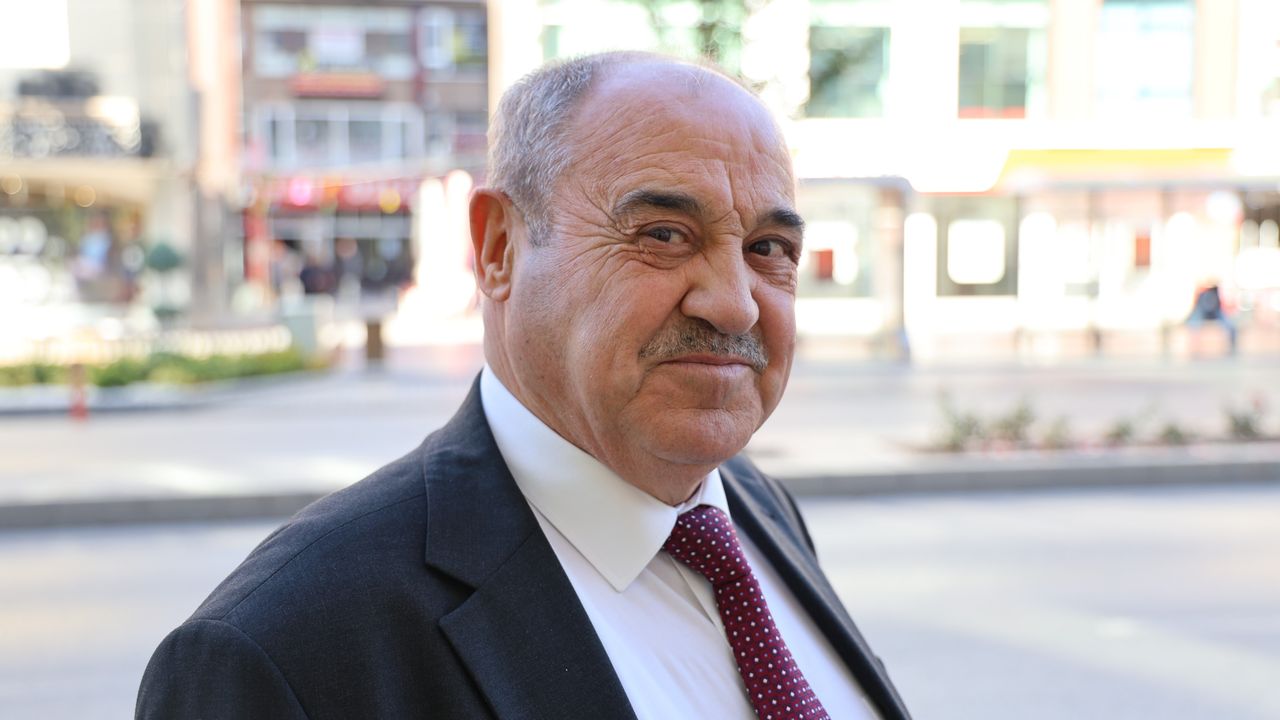 Kırşehir'de 43 yıllık eğitimciye öğrencilerden duygusal veda