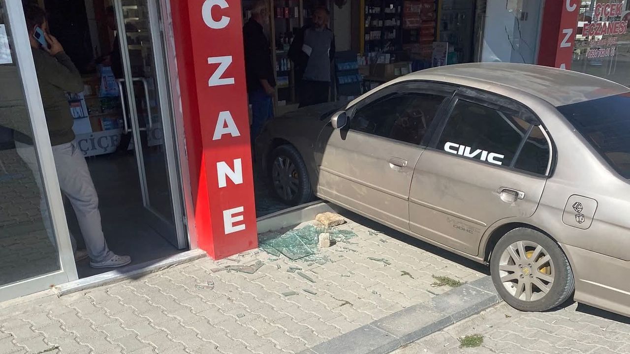 El freni çekilmeyen araç eczaneye girdi