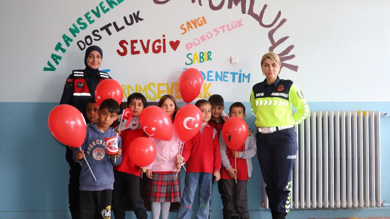 Jandarma’dan Miniklerle Cumhuriyet Sevinci