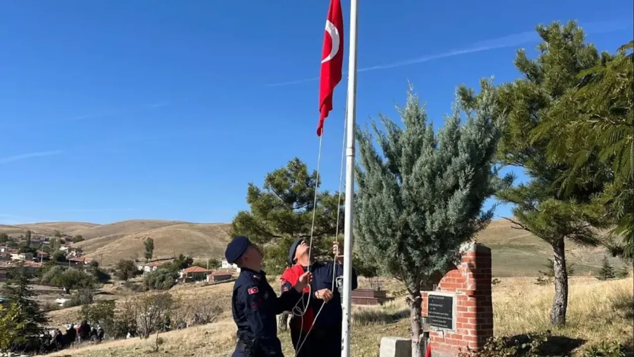 Jandarma’dan Şehitliğe Anlamlı Dokunuş