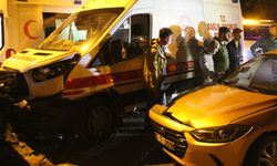 Ambulans ile taksinin çarpışması sonucu 4 kişi yaralandı