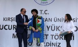 Başkan Ali Şahin o öğrenciye diplomasını takdim etti!