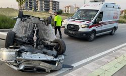 Sitenin bahçe korkuluğuna çarparak devrilen otomobilin sürücüsü yaralandı