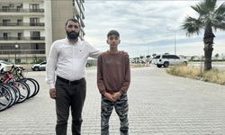 Sahipsiz köpeklerin saldırısına uğrayan çocuk, rehber öğretmeninin kontrolünde travmayı atlatıyor