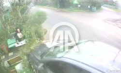 Tuzla'da 14 yaşındaki çocuğun kullandığı otomobilin bankta oturan kadına çarpması kamerada