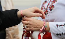 Edirne'de Bulgaristan'ın bahar geleneği olan "marteniçka" bilekliği dağıtıldı