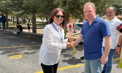 Müdür Gülşen'den sınav alanındaki annelere jest