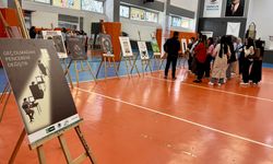 Kırşehir'de gençler Yeşilay'ın bağımlılıkla mücadele sergisini gezdi