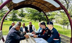 Jandarma ekipleri, köy köy dolaşıp vatandaşları bilinçlendiriyor
