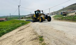 Çiçekdağı’nda köy yollarına asfalt ve yama çalışmaları devam ediyor
