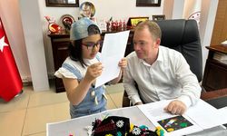 Minik yazar hikâyesini Müdür Gülşen’e Okudu