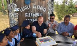 Kaymakam Bayram, çocukların mezuniyet sevincine ortak oldu