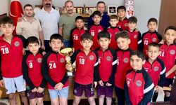 U-12 Gelişim Ligi Şampiyonu Mucur Gücü Spor Kulübü’nden Müdür Emre Aslan’a Ziyaret