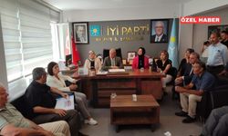 İYİ Parti Genel Başkan Yardımcısı Kevser Ofluoğlu, yeni üyelerin rozetlerini taktı