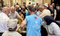 Kırşehir'de TDV gönüllülerinden vatandaşlara aşure ikramı