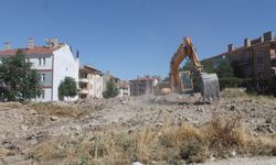 Mucur’da Metruk Binaların Yıkım Çalışmaları Başladı
