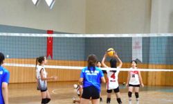 Mucur’da Voleybol Dostluk Maçı Renkli Görüntülere Sahne Oldu