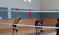 Antrenör Gözübüyük Eşliğinde Voleybol Eğitimi Mucur’da Sürüyor!