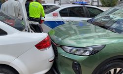 Otomobil park halindeki araçlara çarptı