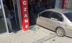 El freni çekilmeyen araç eczaneye girdi