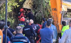 Kamyon şarampole devrildi, sürücü mahsur kaldı