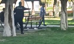 Zihinsel engelli genç bıçakla vatandaşlara saldırdı