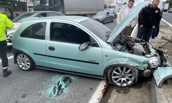 Hafif ticari araç ile otomobil çarpıştı: Yol trafiğe kapandı