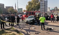 Otomobil ışıkta bekleyen yayaların arasına daldı: 5 yaralı