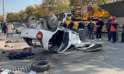 Otomobil karşı şeride geçerek ters döndü: 2 yaralı