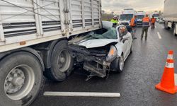 Otomobil tırın altına girdi: 4 yaralı