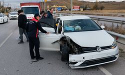 Tırın otomobili sıkıştırdığı kaza anı kamerada: 1 yaralı