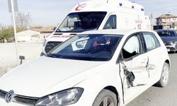 Kontrolden çıkan otomobil karşı şeride geçip araca çarptı: 1 yaralı