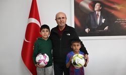Ekicioğlu, Kerim ve Egemen’e özel imzalı top hediye etti