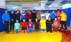 Yüzme Havuzunda Güreş Antrenmanları Devam Ediyor