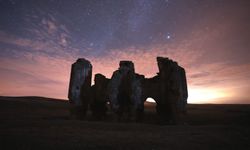 Tarihi Üçayak Kilisesi yıldızlarının altında etkileyici görüntüler oluşturuldu