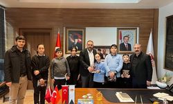 Yapay Zekâ ile Tasarlanan Saat Çiçekdağı Belediyesi’ne Hediye Edildi