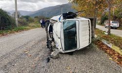 Traktöre çarpmamak için manevra yaptı, devrilen kamyonette yaralandı