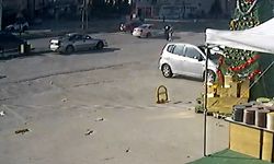 Otomobilin çarptığı yaşlı kadın metrelerce savruldu: O anlar kamerada