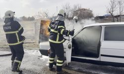Seyir halindeki otomobilin motor kısmından alevler yükseldi
