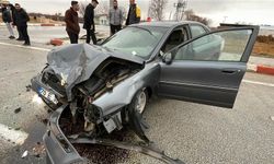 Otomobiller çarpıştı: 2 yaralı