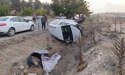 Hafif ticari araç devrildi: Baba ve oğlu yaralandı