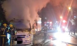 Park halindeki minibüs alev aldı