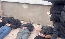 Aranan şahıs yakalanacağını anlayınca arkadaşlarıyla polise direndi