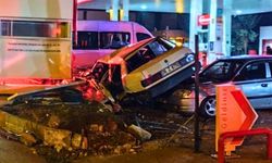 Park halindeki araçlara çarpan otomobil hurdaya döndü: 1 ölü, 1 ağır yara