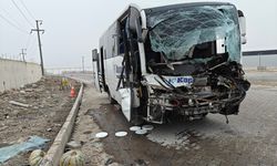 İşçi servisi tır dorsesine arkadan çarptı: 22 yaralı